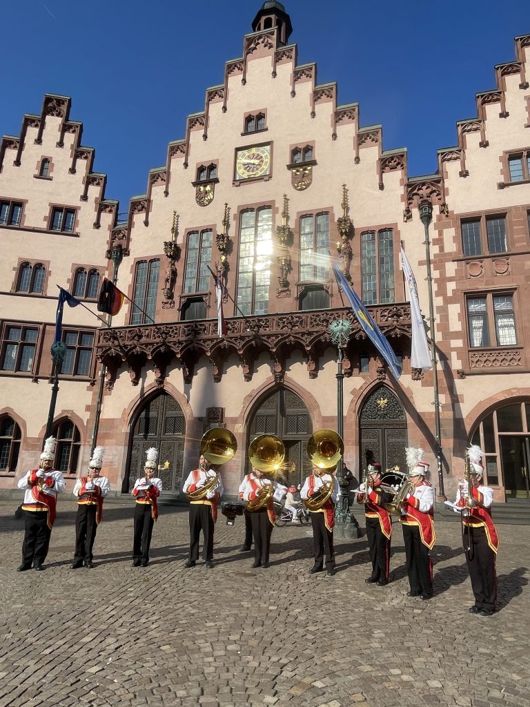Die Marching Band "The sound of Frankfurt" am Römer in Frankfurt.